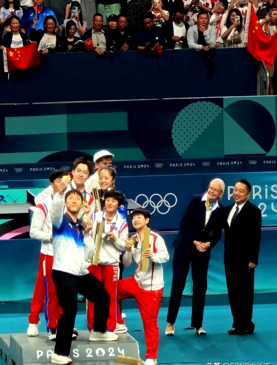 赛场上球员们为荣誉奋勇拼搏 赛场上球员们为荣誉奋勇拼搏