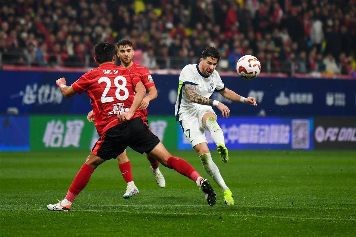 劲敌对决,中超比赛争夺异常激烈 劲敌对决,中超比赛争夺异常激烈