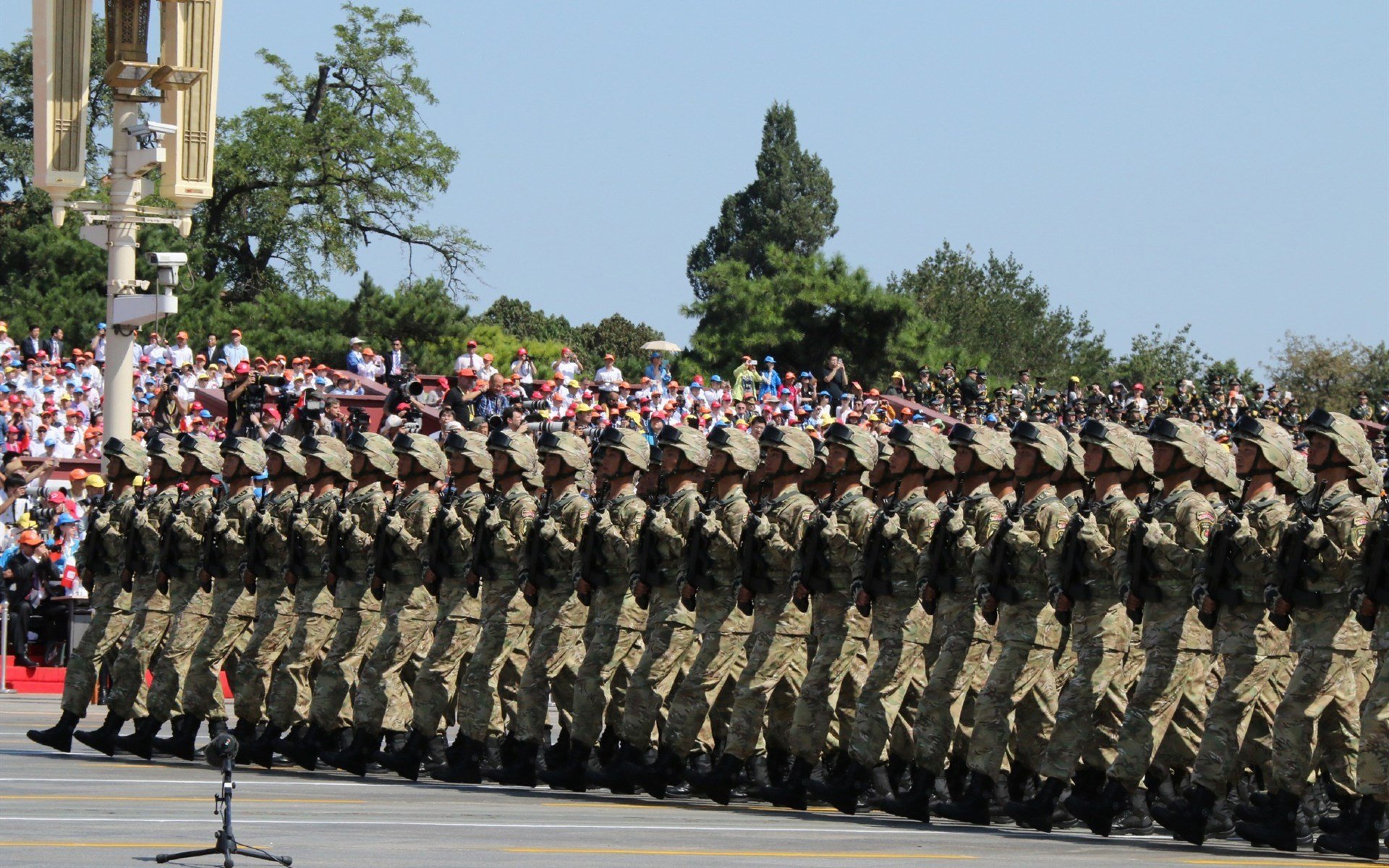 血性长城！阿拉巴第94分钟横空拦截，无情拒绝莱万绝杀拜仁