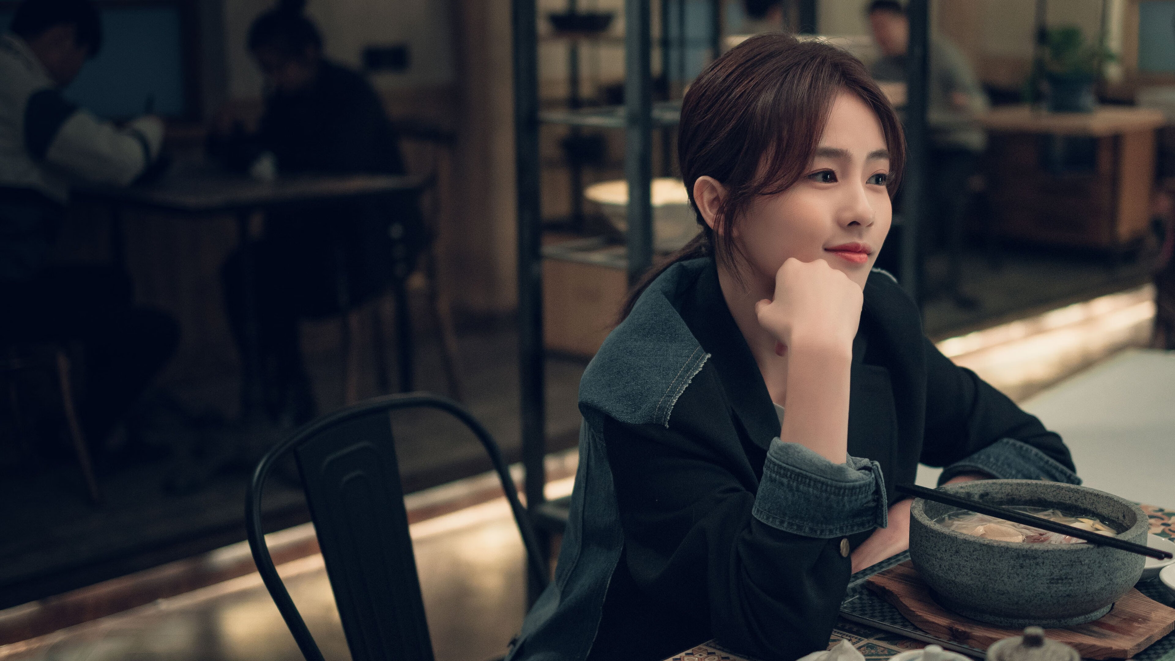 雷火电竞app-赛道与球场的城市心跳，当F1引擎轰鸣遇见篮球终场哨音